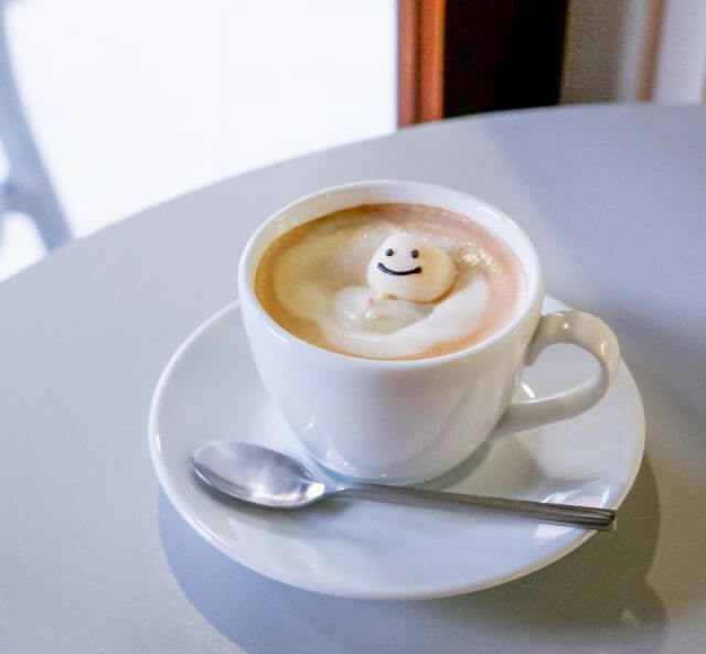 「とけちゃった雪だるま」をコーヒーに浮かべたところ