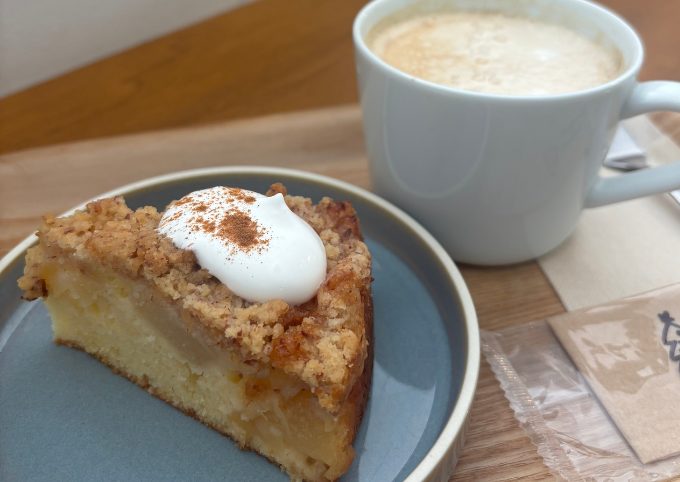 リンゴケーキとカプチーノ