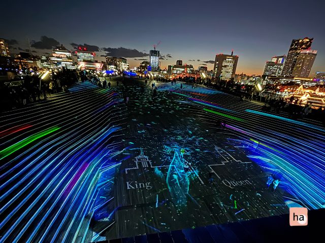 大さん橋で見るクジラのイルミネーション