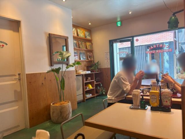 セントラルバーガーショップのテーブル席