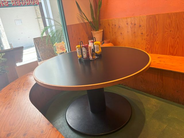 セントラルバーガーショップの丸テーブル席