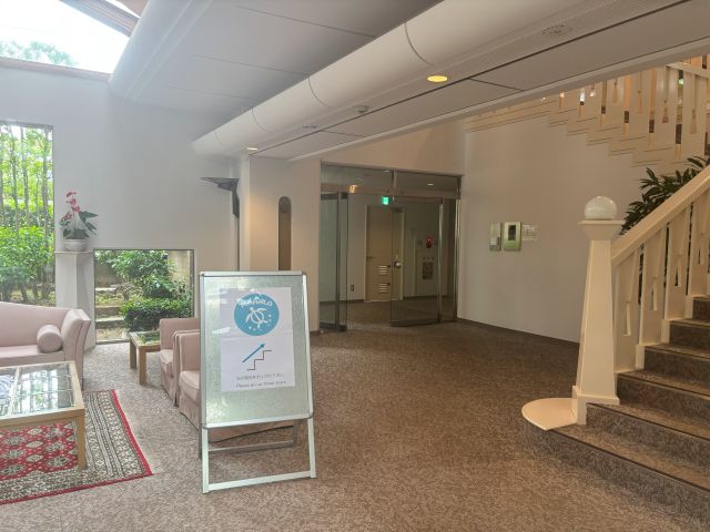 MAHALO garden terraceの2階に続く階段