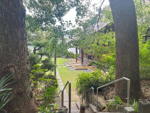 西方寺本堂と芝