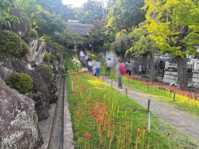 西方寺に訪れている人