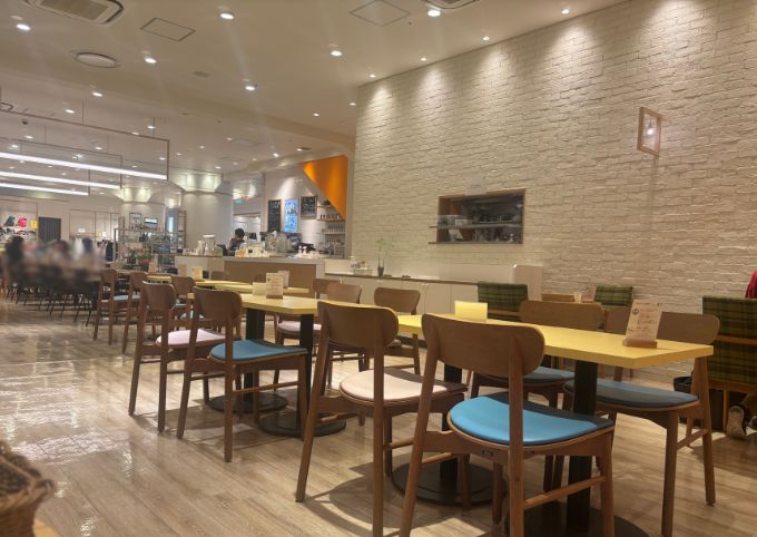 フレディカフェ店内テーブル席