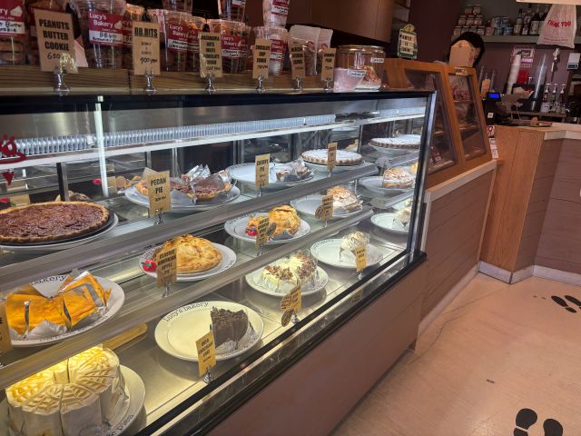 ルーシーズベーカリーの店内ショーケース