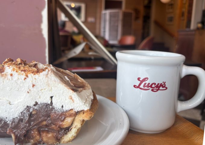 ルーシーズベーカリーで注文したパイとコーヒー