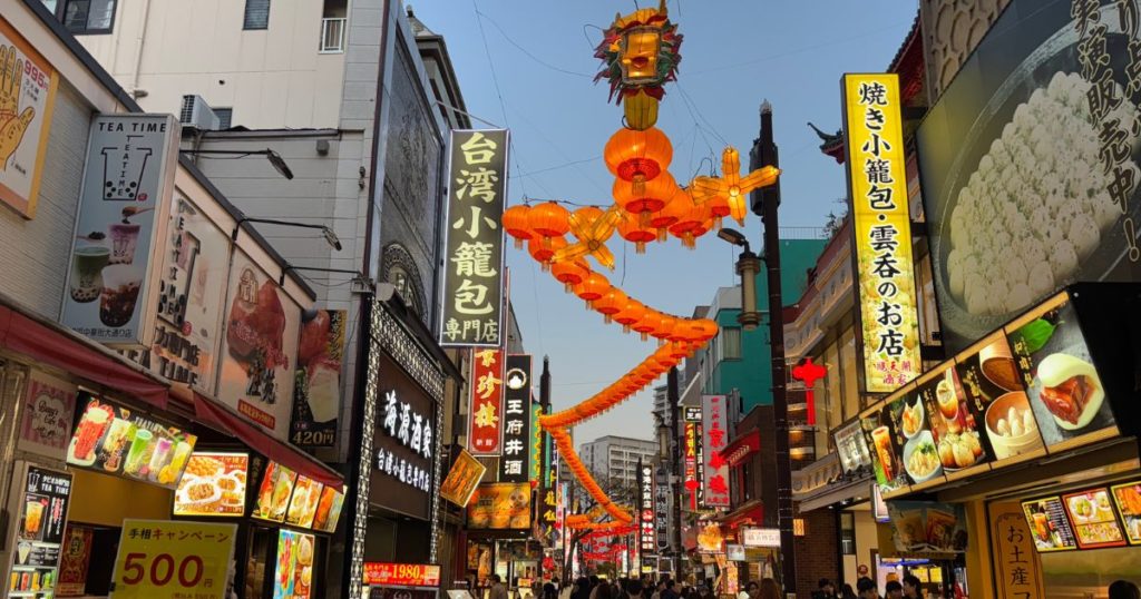 「にぎわう横浜中華街 食べ歩き風景
