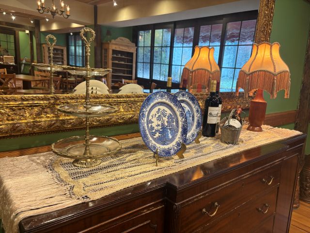 店内のアンティーク家具