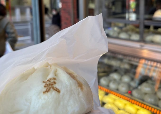 北京飯店 天津包とお店の前