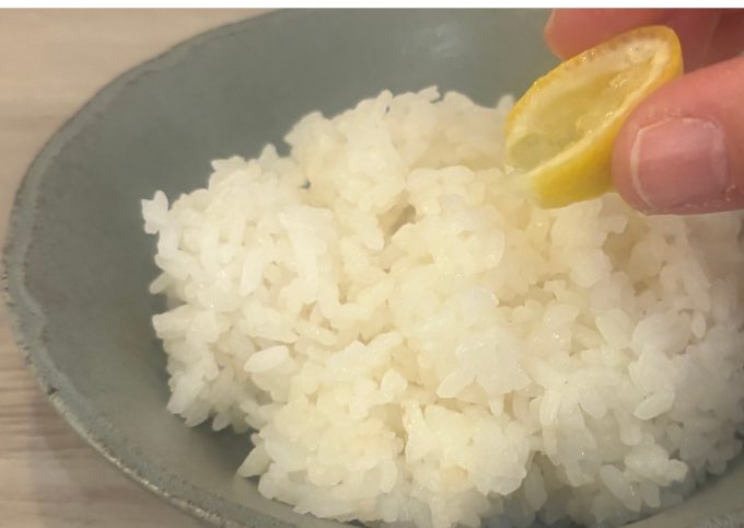 ご飯にレモンをかけて食べる香一点のスープカレーの食べ方