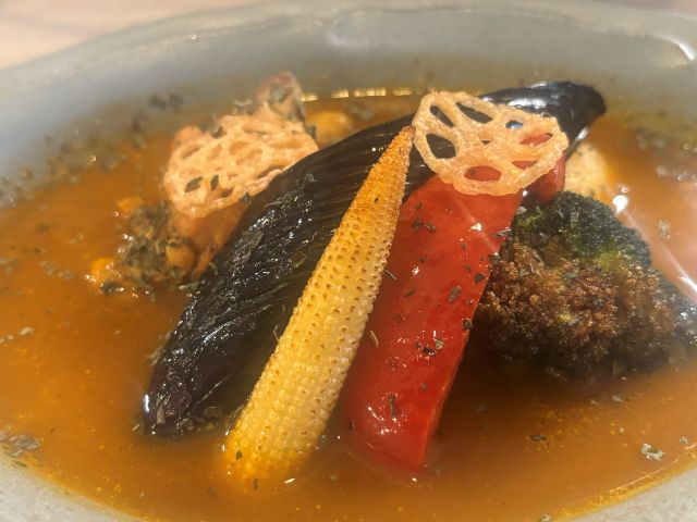 香一点のスープカレー全体写真 チキンウィングと揚げ野菜が入った一皿