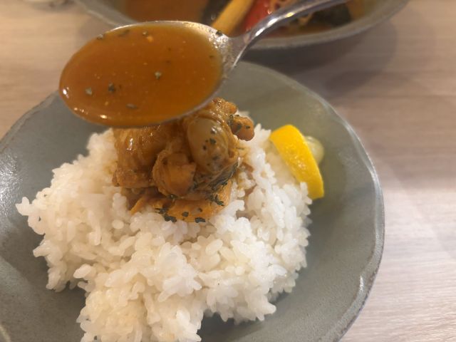 2時間以上煮込まれたほろほろ食感のチキンウィング 香一点のスープカレー