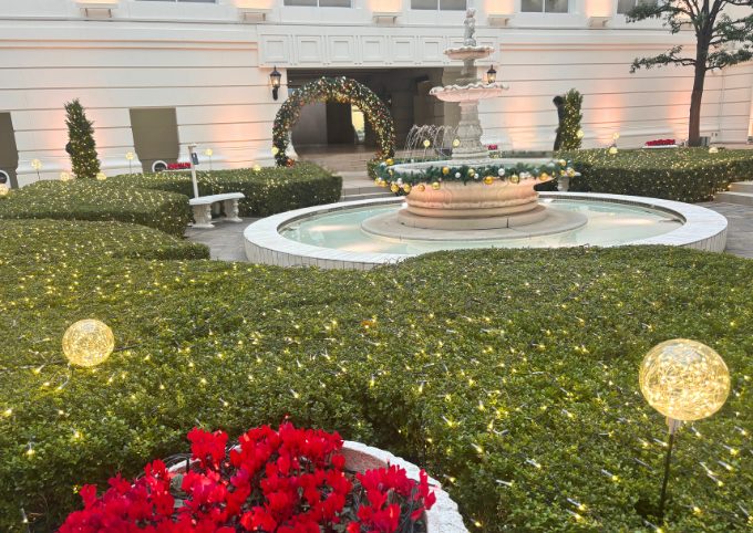 ニュー―グランドホテルのライトアップされた中庭