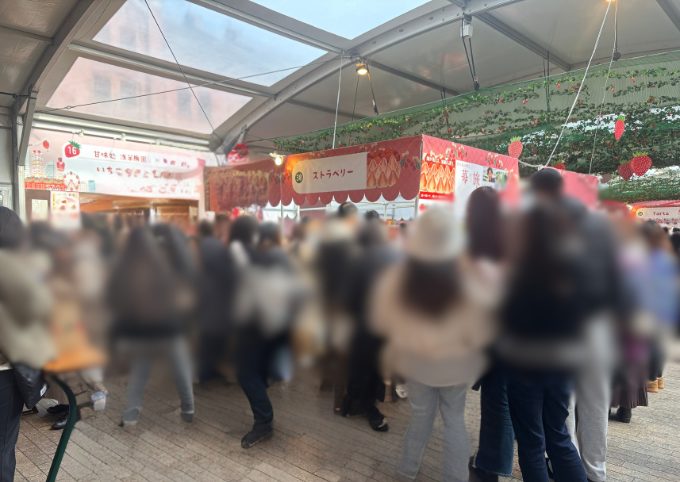 苺フェスに並んでいるところ