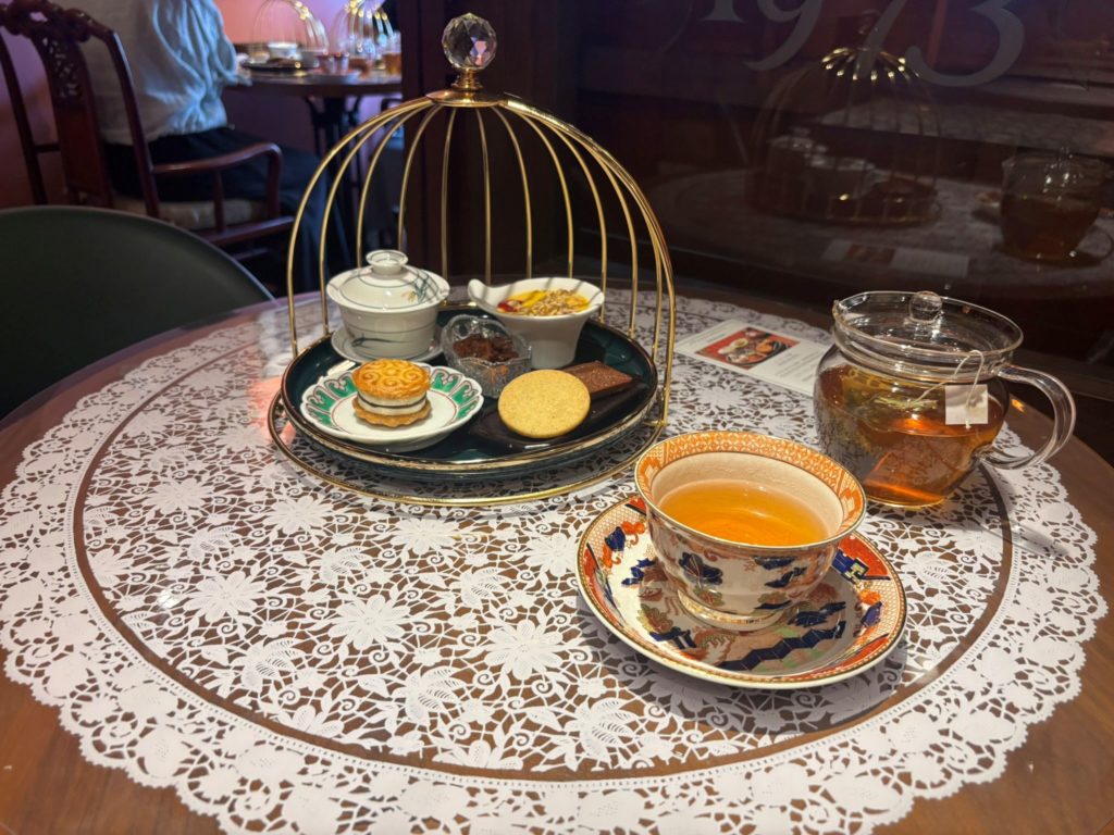 パティシエール ジョウゲンロウのアフタヌーンティーのスイーツと和紅茶