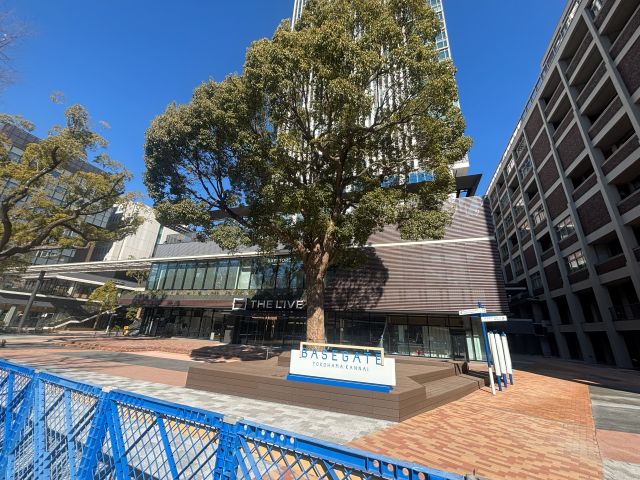 関内BASEGATEの入口