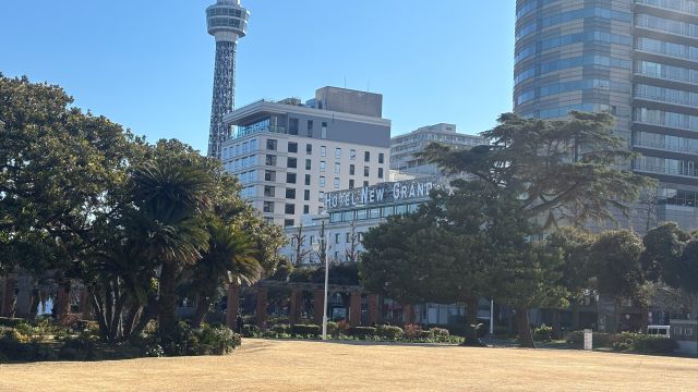 ニュー―グランホテルを山下公園から見たところ