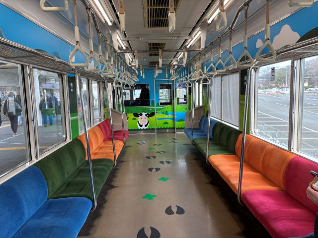 こどもの国線牛の電車の車内風景