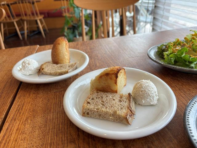 nagakutsuランチセットの自家製パンと燻製クリーム