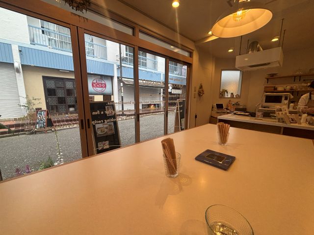 お料理しましょカフェの店内にある大きなテーブル