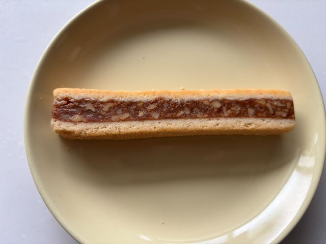 地元のケーキ屋さんで購入したエンガディーナヌストルテ