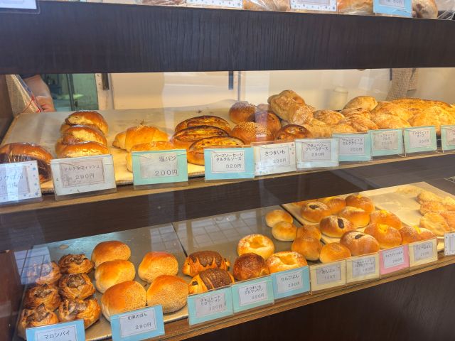 青葉台ベーカリークマのパンの陳列