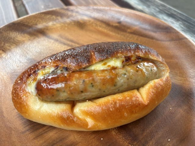 ベーカリークマの大きなソーセージが挟まれた惣菜パン