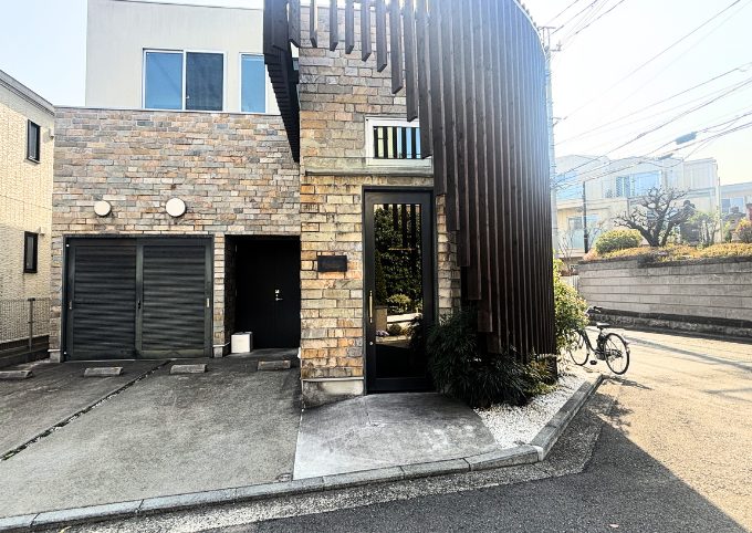 リストワール ヤマモトの外観と駐車場